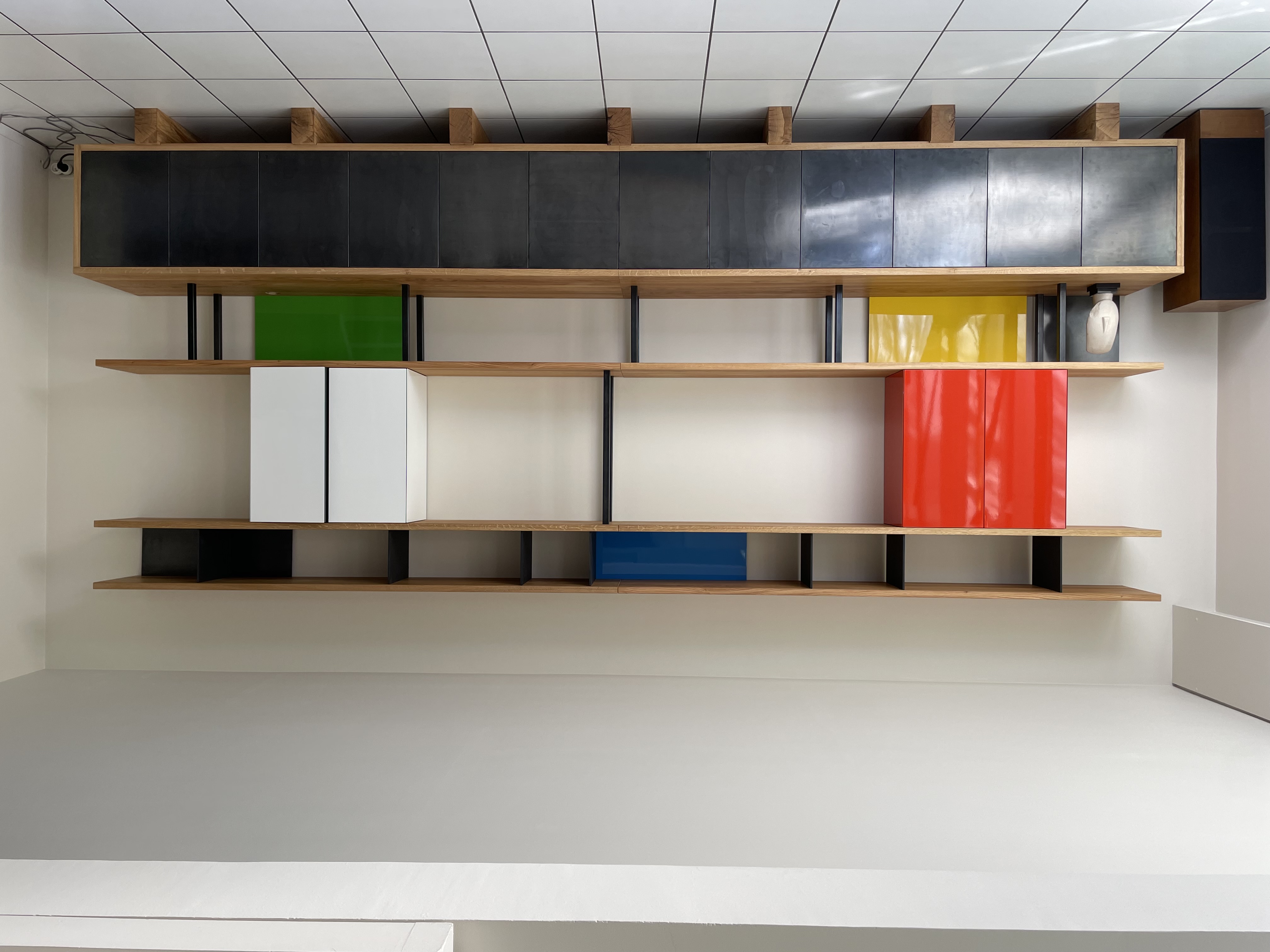 Bibliothèque sur mesure chêne et laqué